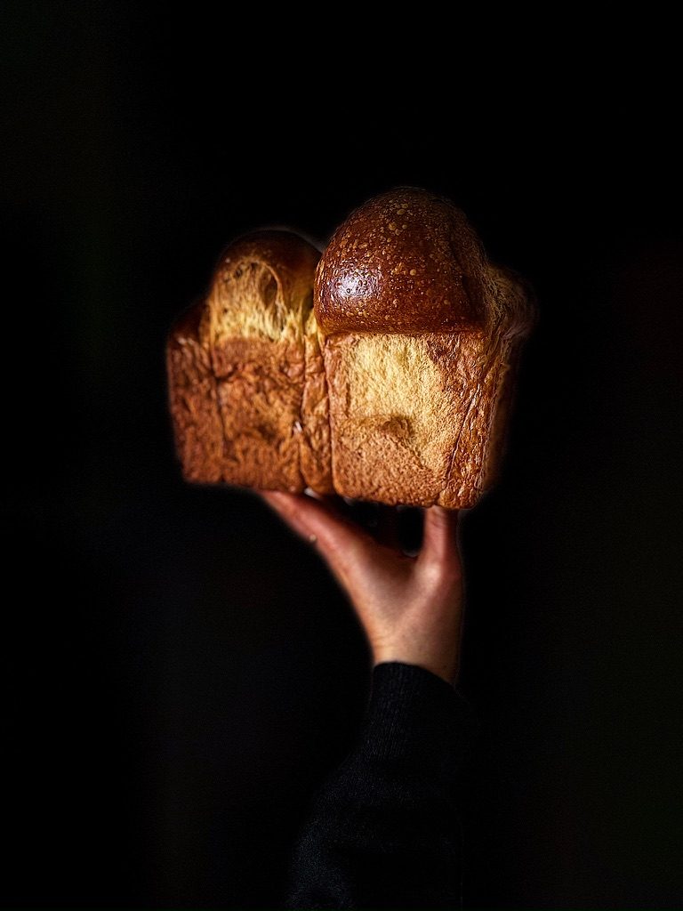 Brioche-Kastenbrot in einer Hand