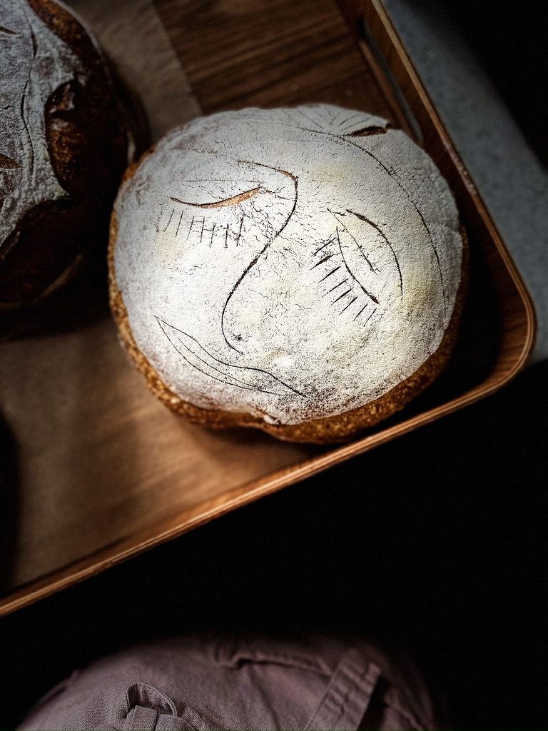 Brotlaib mit eingeritztem Gesicht