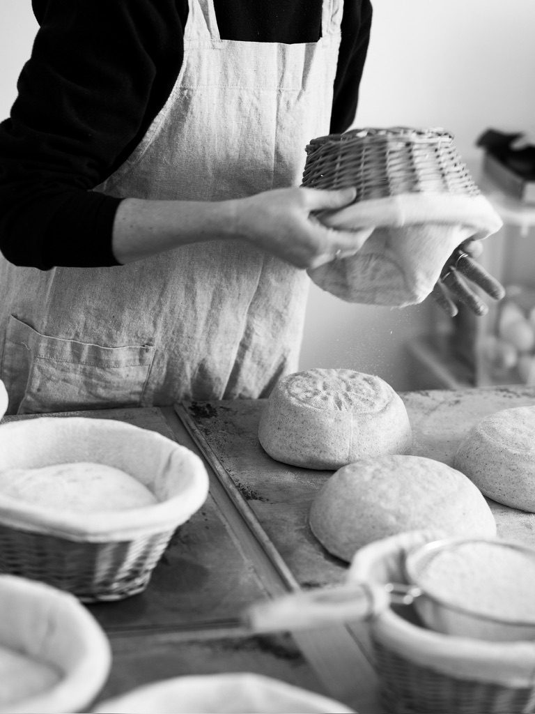 Teiglinge werden aus dem Gärkörbchen gestürzt