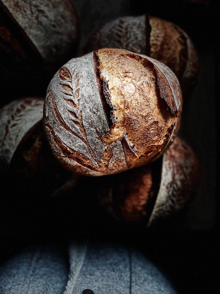 Sauerteiglaib mit Ährenmuster und aufgerissener Kruste