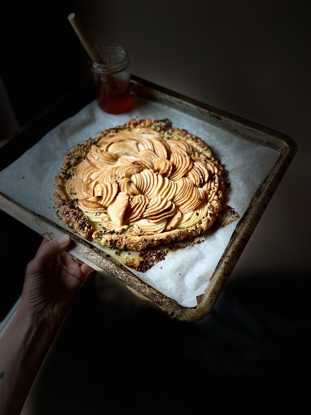 Frisch gebackene Apfel-Galette auf einem Blech