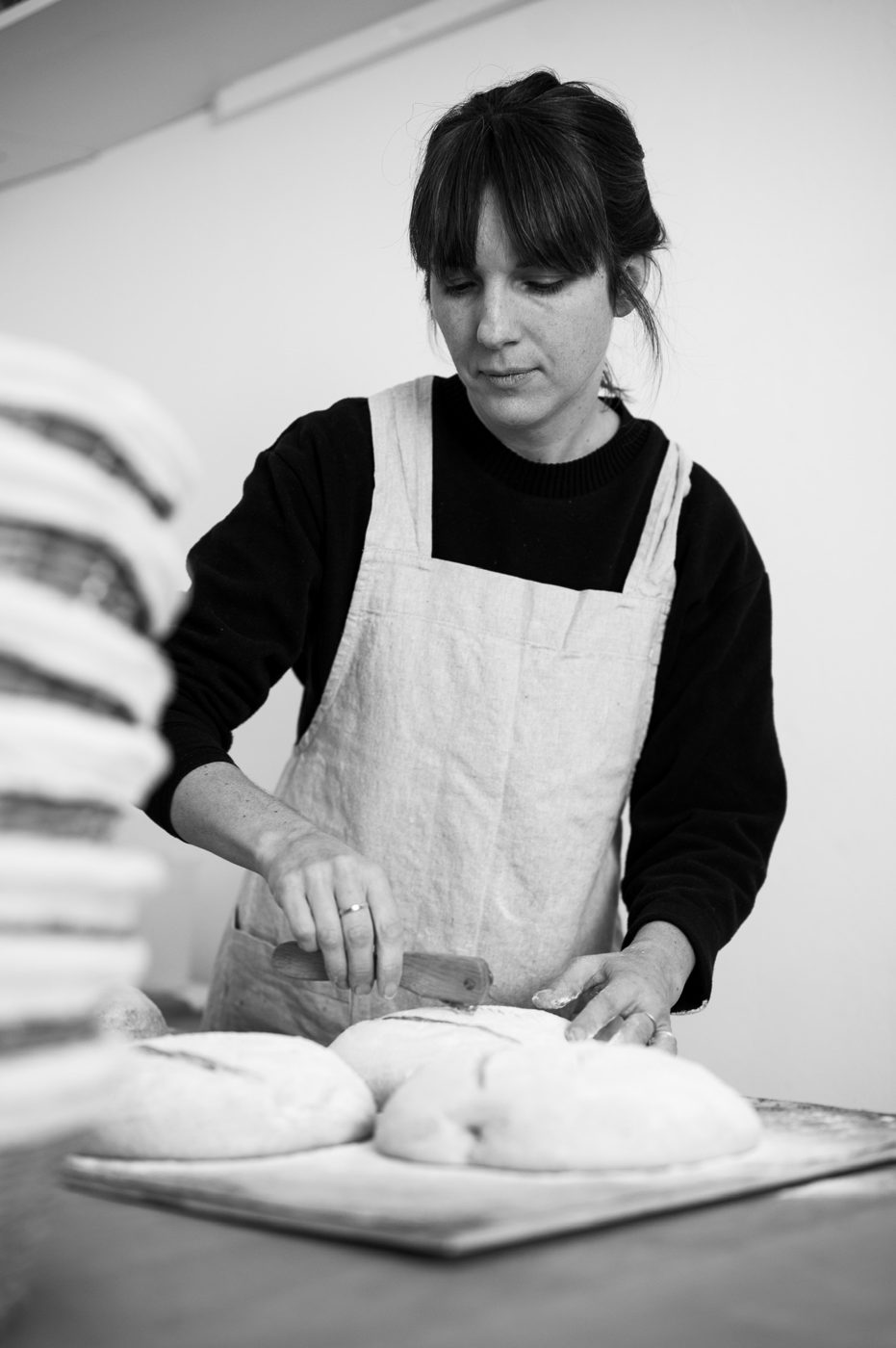 Bernadette schneidet Muster in die Teiglinge