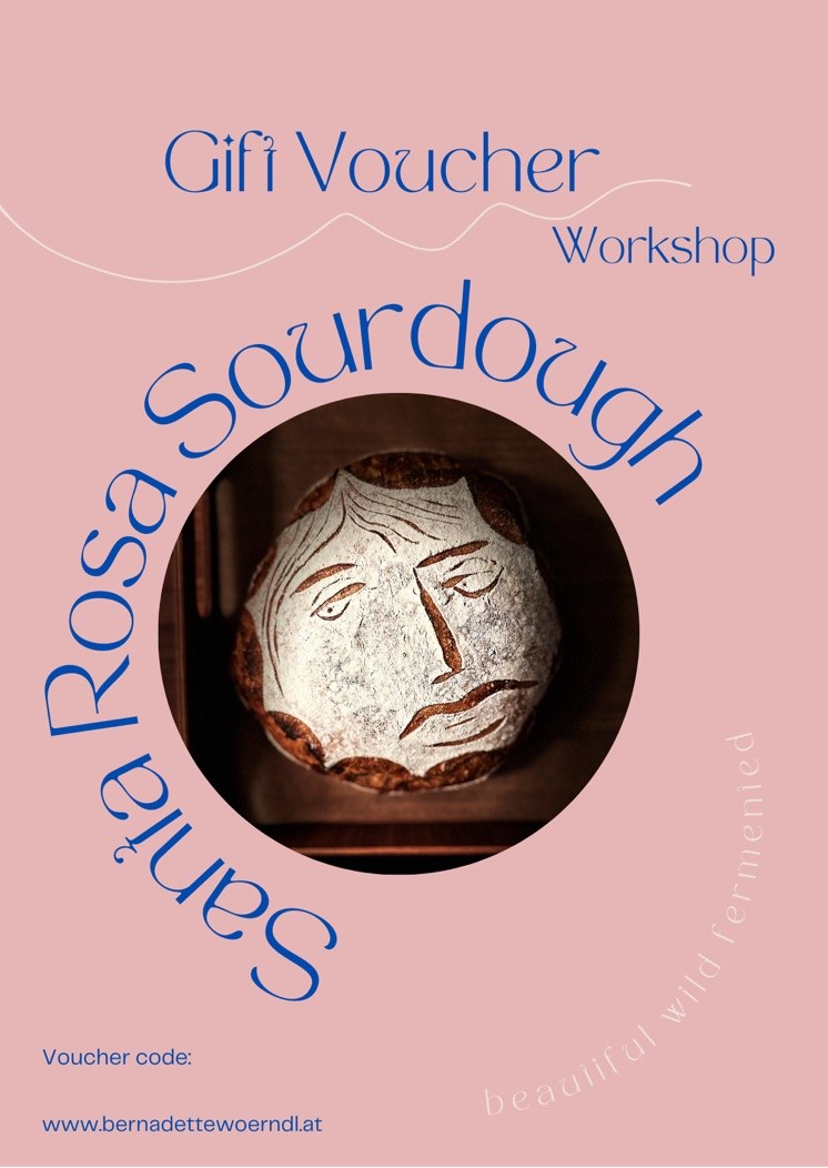 Gutschein Santa Rosa Sourdough Workshop in Rosa und Blau mit Brot mit eingeritztem Gesicht